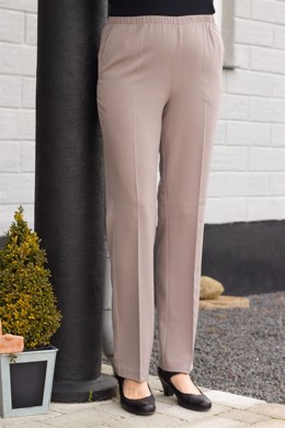 Model Sofie - Klassisk beige Brandtex helårs buks med smalle lår og elastik i taljen